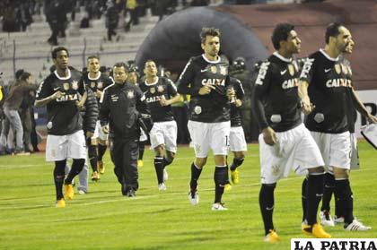 Jugadores del Corinthians en su visita a Oruro