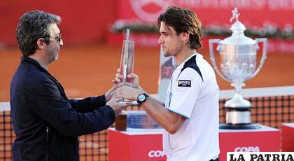 David Ferrer recibe el trofeo de campeón del torneo  ATP
