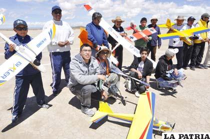 Deportistas que practican el aeromodelismo en Oruro