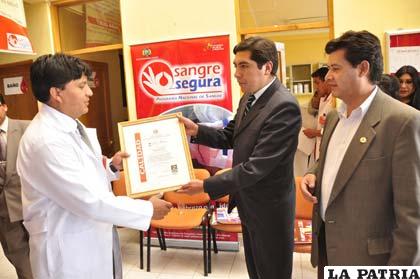 Personeros de Ibnorca entrega la certificación de sello de calidad ISO 9001:2008