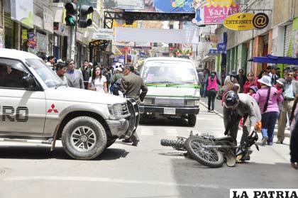 Vagoneta impactó a motociclista en el centro de la ciudad
