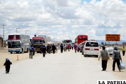 La carretera Oruro-La Paz también fue bloqueada en inmediaciones del Casco del Minero