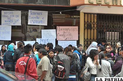 Protesta de los aspirantes para ingresar a la UTO