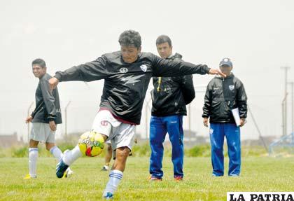 Reyes remata el balón ante la mirada de Baldivieso