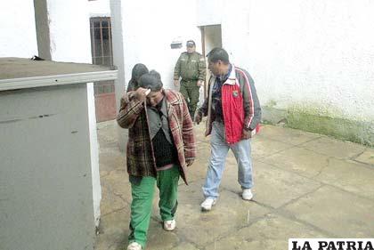 La tía del menor en dependencias policiales