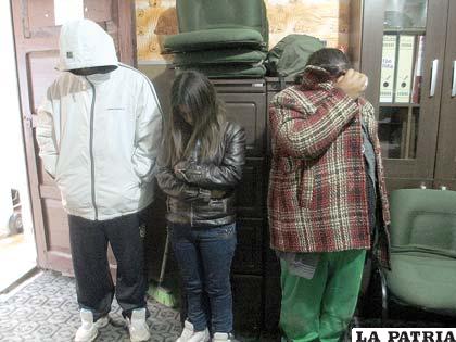 Las tres personas fueron aprehendidas. Al medio la madre del menor