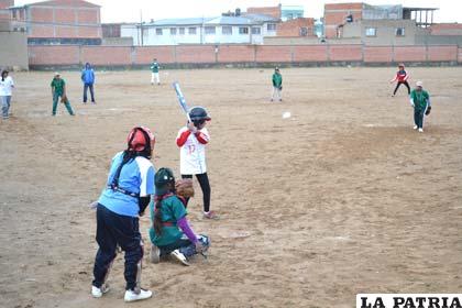 Vásquez continúa como presidenta del béisbol orureño