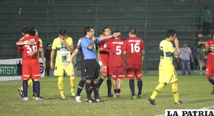 Festejo de los jugadores de Universitario por el triunfo logrado en Santa Cruz de la Sierra