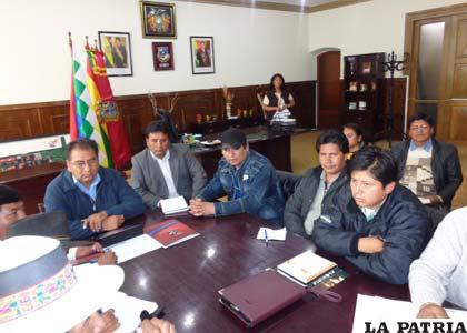 Pedro Challapa (segundo de la derecha) reunido con aliados del MAS