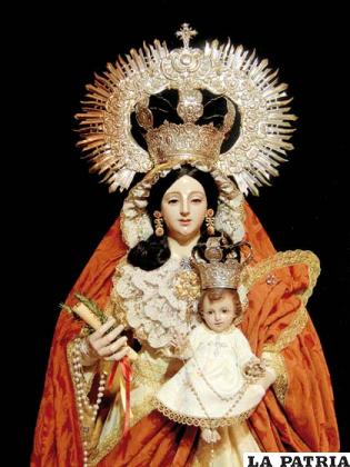 La Virgen de la Candelaria lleva la Luz del Mundo en sus manos