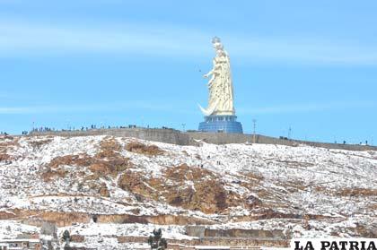 Ni el día de la nevada se dejó de visitar el monumento a la Virgen del Socavón