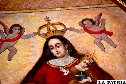 Los querubines en la izquierda y derecha de la Virgen sostienen su corona