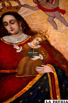 La Virgen sostiene en la mano izquierda al Niño Jesús