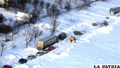 Varios carros parados por la nevada en Serbia
