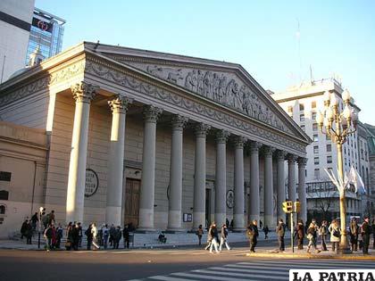 Antisociales aprovechan para robar en la Catedral de Buenos Aires