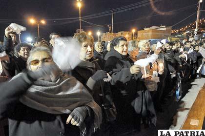 Pañuelos blancos acompañaron los cánticos en el Día de la Candelaria