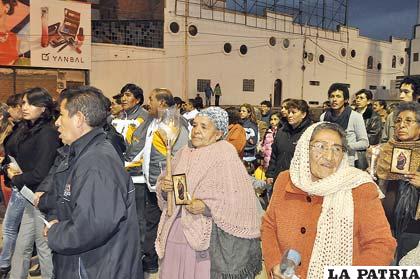 Adultos mayores a pesar del frío participaron en la procesión