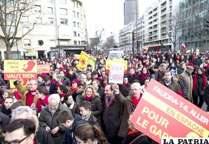 Personas se manifiestan en Francia contra reforma española antiaborto