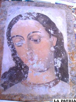 Imagen del rostro de la Virgen pintado en hojalata
