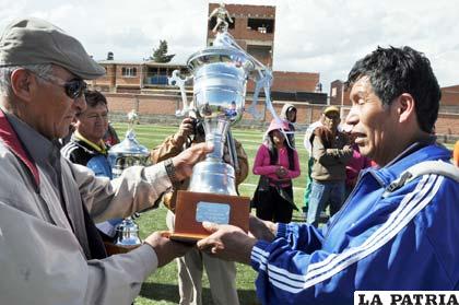 Justo Tórrez entrega el trofeo de subcampeón
