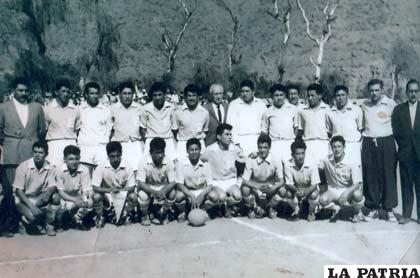 Equipo orureño subcampeón nacional en el torneo realizado en Tupiza en 1963, donde aparecen los dirigentes: Pastor Alanes, Luis Samsó y Hugo Galindo