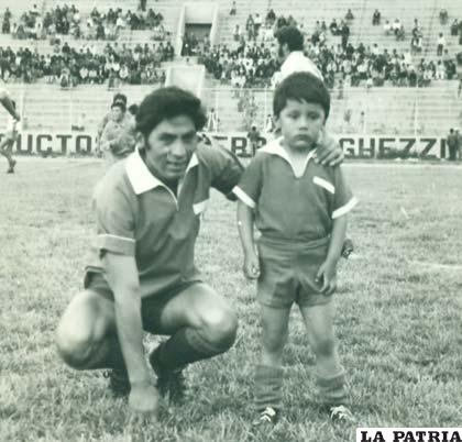 Ángel Toledo junto a su hijo Ángelo