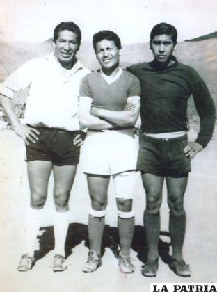 Osvaldo Arévalo, jugador del equipo orureño flanqueado por Víctor Agustín Ugarte y el golero Carlos Soto