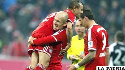 Arjen Roben celebra junto a Mario Götze, el primero de Bayern