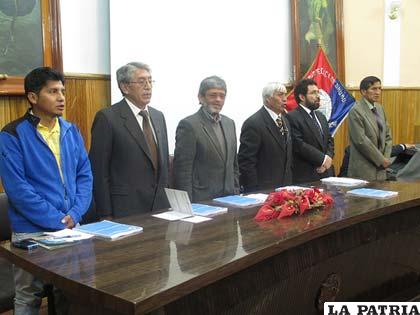 Las autoridades del co gobierno de la UTO en la inauguración del año académico