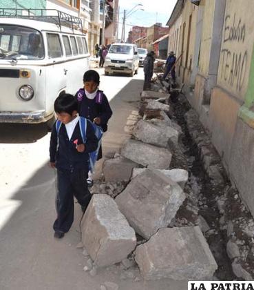 Niños expuestos a peligros por falta de aceras para caminar hacia sus unidades educativas