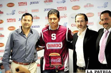 Dirigentes del Saprissa junto a Carlos Saucedo en su presentación oficial
