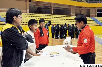 La planilla de control no llegó y tuvo que suspenderse el primer partido