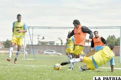 Reyes intenta ganar la jugada, ocurrió en el entrenamiento de ayer