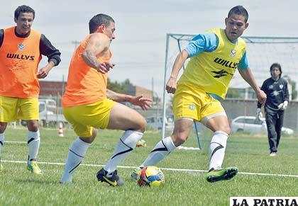 Neumann y Vargas en la disputa del balón