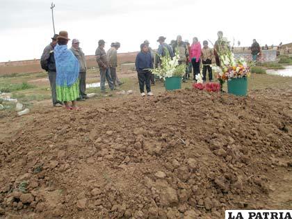 Las víctimas fueron enterradas una al lado de la otra
