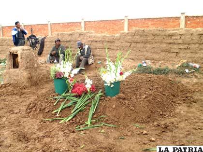 Pocas flores al pie de la tumba de la madre e hijas