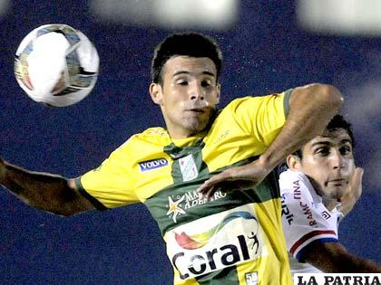 Una acción del partido que se disputó anoche en Montevideo