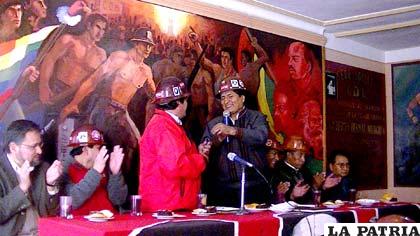 Presidente Morales entregó las llaves de un vehículo para la COD
