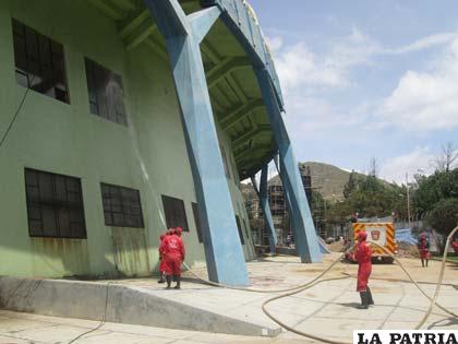 Durante la limpieza del estadio realizada por los bomberos