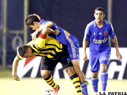 Una acción del partido en el que la U de Chile se impuso a Guaraní