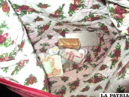 El bolso de la víctima con algunos billetes y monedas de cinco bolivianos