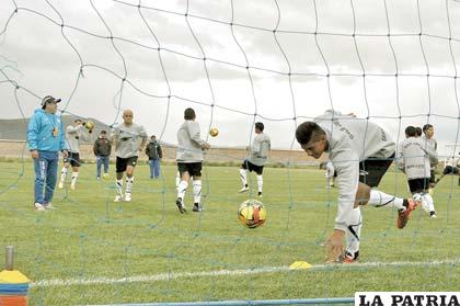 Los entrenamientos del equipo “santo” se realizaron en su propia cancha