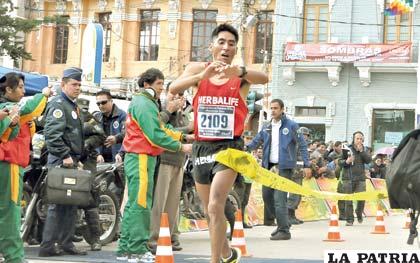 Eduardo Aruquipa cruza la meta, fue el ganador de la competencia