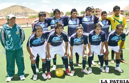 El equipo de Jóvenes Capaces de Triunfar