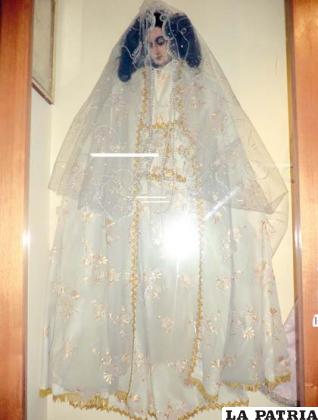 Pintura de la Virgen María vestida por encima