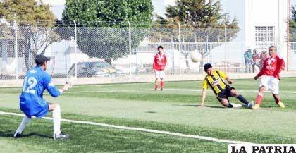 Una acción del partido que en el minuto 38 fue suspendido por walk over técnico