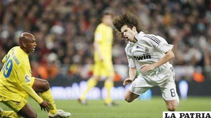 Gago, de Real Madrid, cae ante la marca de Senna