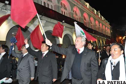 Rubén Costas desfiló portando la bandera de Oruro