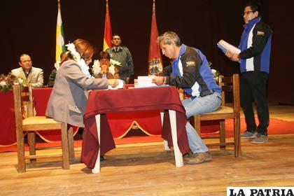 Firma de convenios entre la alcaldesa, Rossío Pimentel y el director de la UPRE, Víctor Almanza