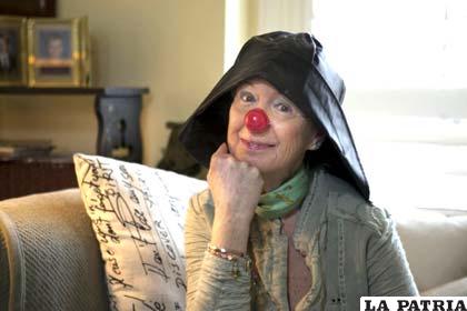 La directora de Therapeutic Clowns International (TCI), Joan Barrington, posando en su casa de Toronto